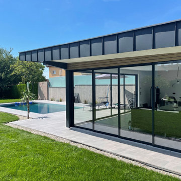 Modernes Poolhaus mit Schiebetüren von Schmidinger