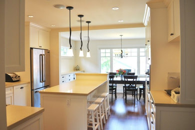 Kitchen - traditional kitchen idea in Vancouver