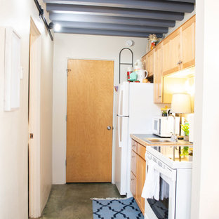 Foto på ett litet eklektiskt blå linjärt skafferi, med en nedsänkt diskho, skåp i shakerstil, skåp i ljust trä, laminatbänkskiva, vita vitvaror, betonggolv och grönt golv