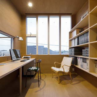 横浜のモダンスタイルのおしゃれな書斎 (茶色い壁、淡色無垢フローリング、暖炉なし、造り付け机) の写真