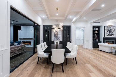 Dining room photo in Los Angeles