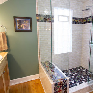 Bäder mit farbigen Fliesen und hellem Holzboden Ideen, Design & Bilder
