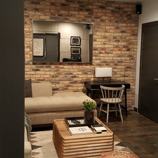 Idéer för ett mellanstort modernt loftrum, med grå väggar och mörkt trägolv