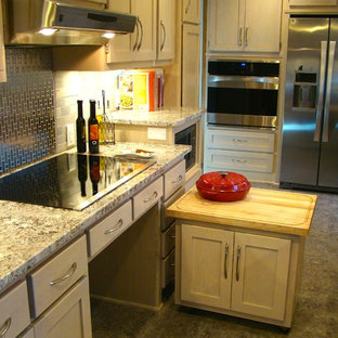 Exemple d'une petite arrière-cuisine parallèle craftsman avec un évier encastré, un placard à porte shaker, des portes de placard en bois clair, un plan de travail en granite, une crédence métallisée, une crédence en carrelage de pierre, un électroménager en acier inoxydable, un sol en linoléum et aucun îlot.