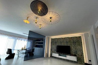 Imagen de sala de estar abierta y blanca moderna grande con suelo de mármol