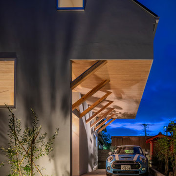 庭と緑と本棚のある住宅