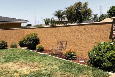 Design ideas for a mid-sized modern full sun backyard landscaping.