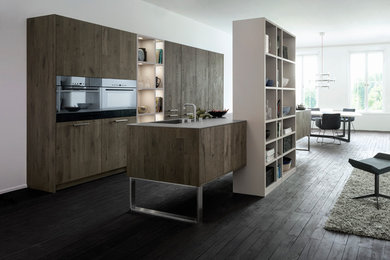 Kitchen - modern kitchen idea in New York