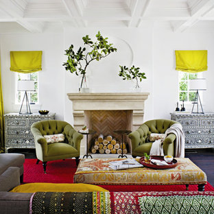 Großes, Abgetrenntes Mediterranes Wohnzimmer mit weißer Wandfarbe, dunklem Holzboden, Kamin und verputztem Kaminsims in Atlanta