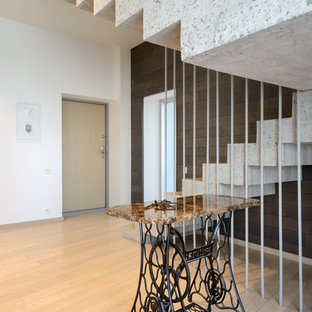 На фото: п-образная лестница в современном стиле с бетонными ступенями и бетонными подступенками с