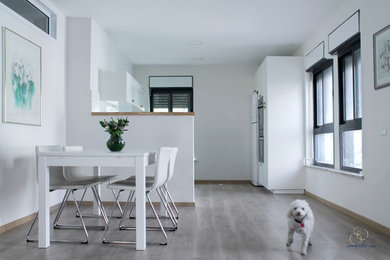 Dining room - transitional dining room idea in Tel Aviv