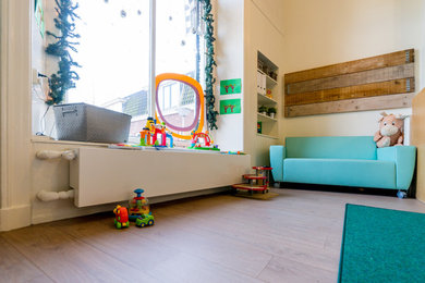 他の地域にあるお手頃価格の中くらいなコンテンポラリースタイルのおしゃれな子供部屋 (児童向け、白い壁、ラミネートの床、グレーの床) の写真