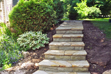 Design ideas for a traditional landscaping in Toronto.
