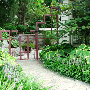 Eklektischer Garten neben dem Haus mit Natursteinplatten in Sonstige