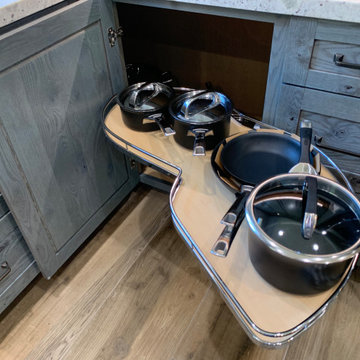 Corner cabinet swing out