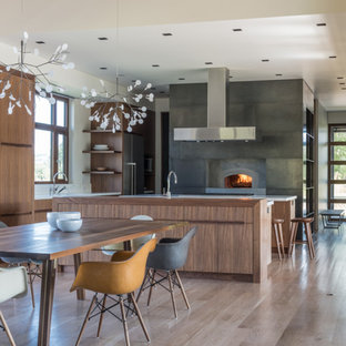 ジャクソンのコンテンポラリースタイルのLDKの画像 (白い壁、淡色無垢フローリング)