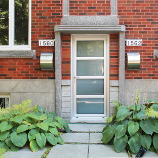 Inredning av en eklektisk ingång och ytterdörr, med en enkeldörr och metalldörr