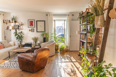 Design ideas for a midcentury living room in Paris.