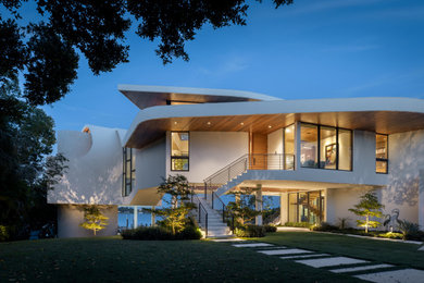 Idee per la villa grande bianca contemporanea a tre piani con rivestimento in stucco, copertura mista e tetto bianco