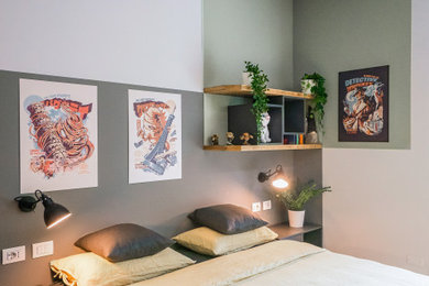 ミラノにある広いインダストリアルスタイルのおしゃれな主寝室 (マルチカラーの壁、淡色無垢フローリング、折り上げ天井) のレイアウト