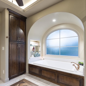 Master Bath Tub & Linen After
