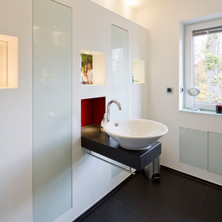 Immagine di una piccola stanza da bagno moderna con ante lisce, ante blu, pareti bianche, lavabo a bacinella, top in granito, pavimento turchese e top nero