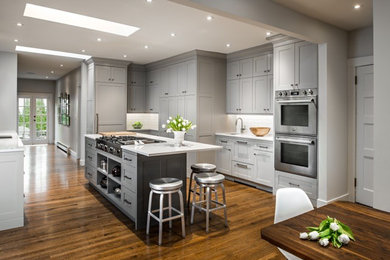 Transitional kitchen photo in Vancouver