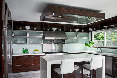 Kitchen - modern kitchen idea in Hawaii