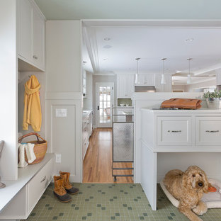 ミネアポリスのトランジショナルスタイルのおしゃれなマッドルーム (白い壁、緑の床) の写真