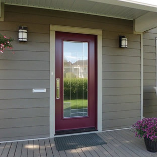 カルガリーの中サイズの片開きドアトランジショナルスタイルのおしゃれな玄関ドア (紫のドア) の写真