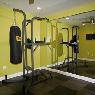 Foto de sótano con puerta contemporáneo, extra grande, sin chimenea, con suelo vinílico y paredes amarillas