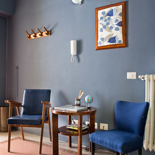 Exempel på en eklektisk entré, med blå väggar och terrazzogolv