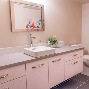 Esempio di una stanza da bagno con doccia moderna di medie dimensioni con ante lisce, ante con finitura invecchiata, piastrelle beige, pareti beige, pavimento con piastrelle in ceramica, lavabo a bacinella, top in quarzite e pavimento grigio