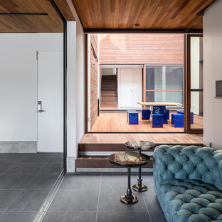 横浜のビルトインモダンスタイルのおしゃれなガレージの写真