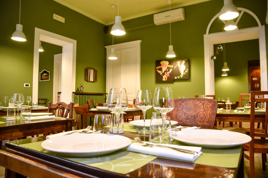 Relooking di ristorante rustico-chic verde oliva