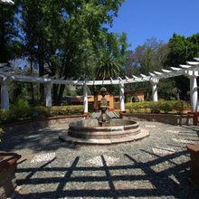 Pergola with single line of columns
