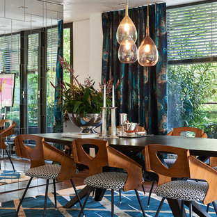 ミュンヘンの中サイズのエクレクティックスタイルのLDKの画像 (白い壁、無垢フローリング、暖炉なし、茶色い床)