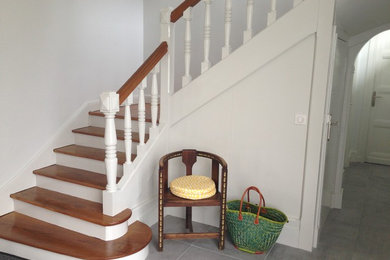 Cette photo montre un escalier tendance.
