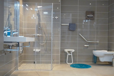 Salle de bain PMR bleue et grise