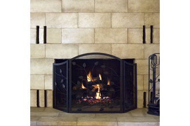 他の地域にあるお手頃価格の広いトランジショナルスタイルのおしゃれなファミリールーム (茶色い壁、カーペット敷き、標準型暖炉、レンガの暖炉まわり) の写真