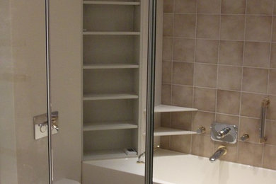 Mittelgroßes Modernes Badezimmer En Suite mit Löwenfuß-Badewanne, bodengleicher Dusche, Wandtoilette, beigen Fliesen, Keramikfliesen, beiger Wandfarbe, Keramikboden, Einbauwaschbecken, Mineralwerkstoff-Waschtisch, beigem Boden, Falttür-Duschabtrennung und beiger Waschtischplatte in Stuttgart
