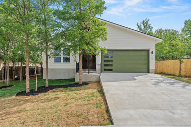 Example of a 1950s home design design in Austin