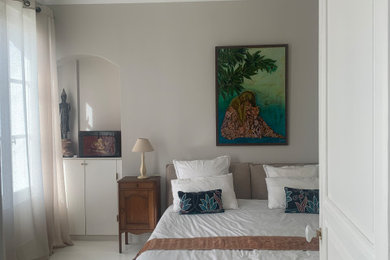 ボルドーにある広いトランジショナルスタイルのおしゃれな主寝室 (ベージュの壁、塗装フローリング、暖炉なし、白い床) のインテリア