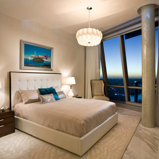 Idée de décoration pour une grande chambre parentale design avec un mur beige et un sol en marbre.