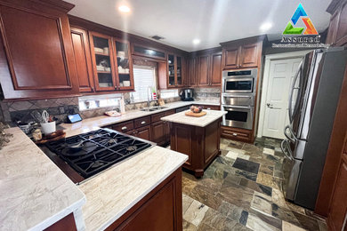 Kitchen - kitchen idea in Houston
