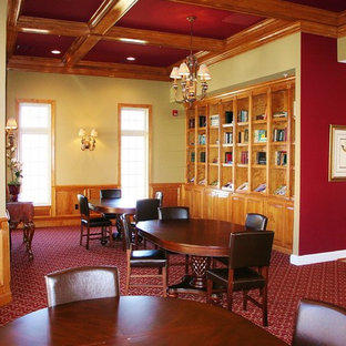 Réalisation d'une grande salle à manger ouverte sur le salon tradition avec un mur multicolore, moquette, aucune cheminée et un sol rouge.