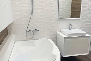 ニューヨークにあるお手頃価格の広い北欧スタイルのおしゃれなマスターバスルーム (白いキャビネット、白いタイル、洗面台1つ、フローティング洗面台) の写真