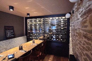 Idées déco pour une cave à vin contemporaine avec parquet clair et un présentoir.
