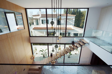 Diseño de escalera recta moderna con barandilla de vidrio