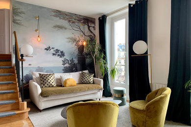 Mid-sized transitional living room in Paris.